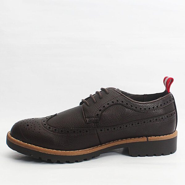 Duca di Morrone Bradford Dark Brown Lace Up Shoes Picture1: Duca di Morrone Bradford Dark Brown lace-up shoes are the ideal men's shoes for casual or office when an elegant and formal dress code is required. Upper and interior in synthetic leather, refined and quality lace-up shoes.