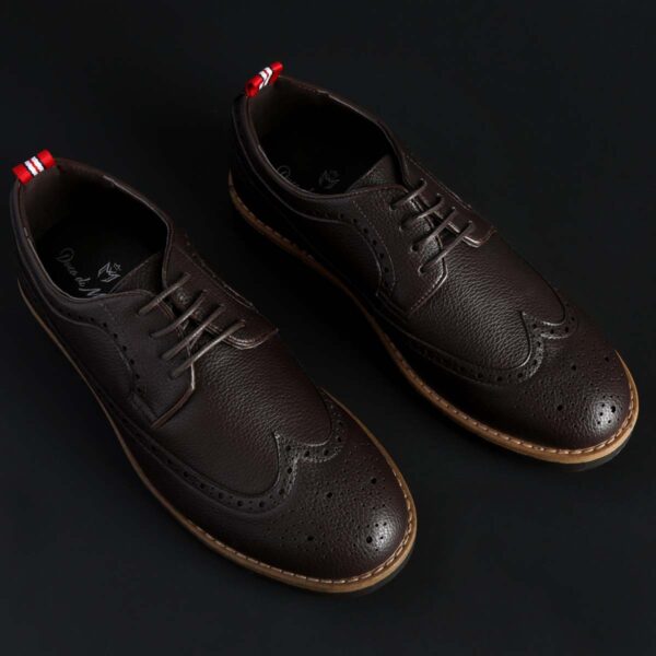 Duca di Morrone Bradford Dark Brown Lace Up Shoes Picture3: Duca di Morrone Bradford Dark Brown lace-up shoes are the ideal men's shoes for casual or office when an elegant and formal dress code is required. Upper and interior in synthetic leather, refined and quality lace-up shoes.