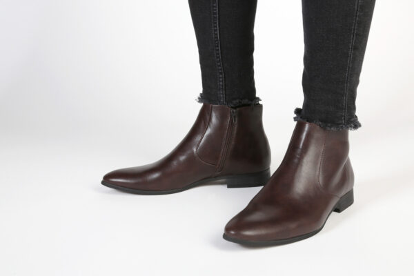 Duca di Morrone Philipps Brown Ankle Boots Chukka Dress Shoes Picture3: Duca di Morrone Philipps Brown zippered ankle boots chukka shoes are the ideal men's shoes for casual or office when an elegant and formal dress code is required. Upper and interior in synthetic leather, refined and quality elastic sides ankle boots.